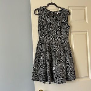 thick material black and white sleeveless dress great condition